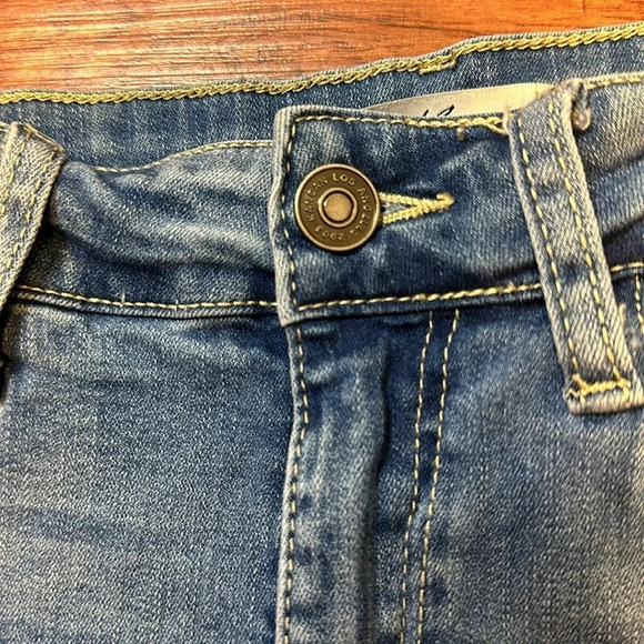 KanCan High Rise Distressed Denim Shorts Size 9 - Picture 4 of 10